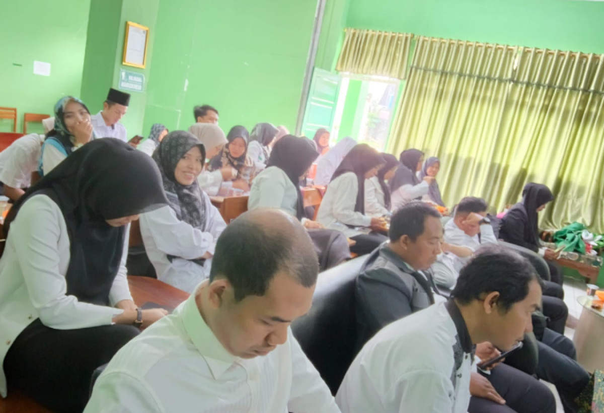Peringatan Hari Pendidikan Nasional: Pemerintah Tegaskan Peran Madrasah dan Pesantren sebagai Pilar Utama Karakter Bangsa